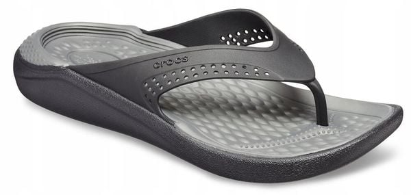 Japonki Dla Dorosłych Crocs Literide Flip. Czarne klapki Crocs, bez wzorów, z materiału, bez obcasa. Za 139.99 zł.