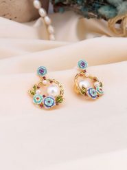 Pierres de Jade Pozłacane kolczyki-wkrętki z perłami i cyrkoniami rozmiar: onesize. Białe kolczyki Pierres de Jade, z cyrkonią, pozłacane. Za 56.99 zł.