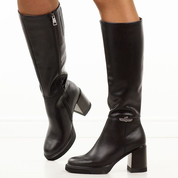 Czarne skórzane kozaki damskie na słupku Vinceza 66826. Czarne kozaki VINCEZA, na jesień, z gumy, z okrągłym noskiem, bez obcasa, na platformie, bez zapięcia. Za 399.00 zł.