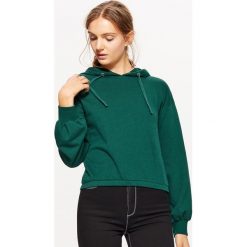 Krótka bluza z balonowym rękawem - Khaki. Bluzy sportowe Cropp. W wyprzedaży za 29.99 zł.