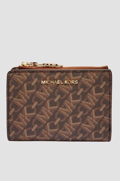 MICHAEL KORS Brązowy portfel z monogramem. Brązowe portfele Michael Kors, bez wzorów, ze skóry ekologicznej. W wyprzedaży za 350.99 zł.