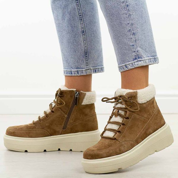 Camelowe skórzane botki damskie na platformie Vinceza 95354. Brązowe botki VINCEZA, na zimę, bez wzorów, z futra, z okrągłym noskiem, bez obcasa, na platformie, bez zapięcia. W wyprzedaży za 274.34 zł.