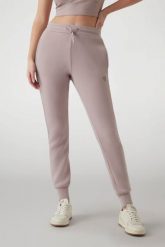 GUESS Dresowe damskie spodnie w kolorze taupe Allie Scuba. Brązowe spodnie dresowe Guess, s, z aplikacjami, z dresówki. W wyprzedaży za 189.99 zł.