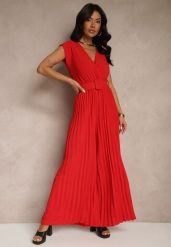 Czerwony Kopertowy Kombinezon Wide Leg Zdobiony Plisami i Paskiem z Klamrą Salirella. Czerwone sukienki Renee, na wesele, l, z aplikacjami, eleganckie, bez kołnierzyka, bez ramiączek, kopertowe. Za 79.99 zł.