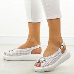 Białe ażurowe skórzane sandały damskie Cambell 07309. Białe sandały Cambell, z aplikacjami, z jeansu, eleganckie, bez obcasa, bez zapięcia. Za 179.00 zł.