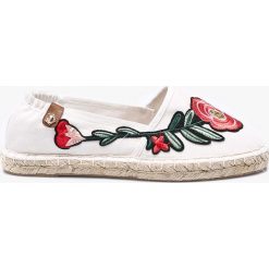 Tamaris - Espadryle. Białe espadryle Tamaris, bez wzorów, z gumy, bez obcasa, na płaskiej podeszwie, bez zapięcia. W wyprzedaży za 79.90 zł.