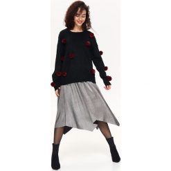 SWETER DAMSKI ZDOBIONY POMPONAMI W KONTRASTOWYM KOLORZE. Czarne golfy TOP SECRET, bez wzorów, bez ramiączek. Za 99.99 zł.