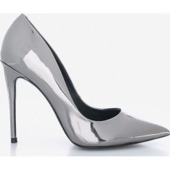 Steve Madden - Szpilki Daisie. Szare szpilki Steve Madden, bez wzorów, z materiału, bez obcasa, na obcasie, bez zapięcia. W wyprzedaży za 199.90 zł.