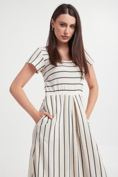 Sukienka midi Edicola WEEKEND MAX MARA. Sukienki Weekend Max Mara, xs, bez wzorów, bez kołnierzyka, bez ramiączek, midi. W wyprzedaży za 615.44 zł.