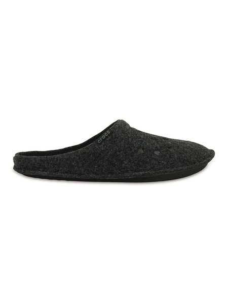 Crocs Kapcie "Classic Slipper" w kolorze czarnym rozmiar: 37/38. Czarne obuwie domowe Crocs, bez wzorów, z materiału, bez zapięcia. Za 105.95 zł.