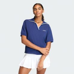 Koszulka polo Seasonal Essentials Colorpop with Embroidered Graphic. Białe bluzki Adidas, bez wzorów, klasyczne, bez kołnierzyka, bez ramiączek. Za 149.00 zł.