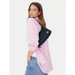 Torebka Tommy Jeans. Niebieskie torebki klasyczne Tommy Jeans, bez wzorów, z jeansu, bez dodatków. Za 236.99 zł.