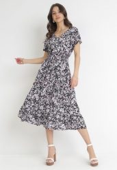 Czarna Bawełniana Sukienka w Kwiatki z Gumką w Talii i Guzikami Ronalika. Czarne sukienki Born2be, na co dzień, l, z aplikacjami, z bawełny, eleganckie, bez kołnierzyka, bez ramiączek, midi, rozkloszowane. W wyprzedaży za 42.49 zł.