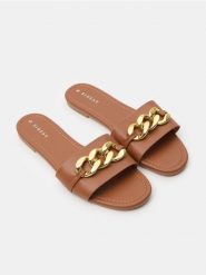 Klapki - czerwony. Czerwone klapki Sinsay, bez wzorów, bez obcasa. Za 39.99 zł.