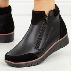 Czarne skórzane botki damskie na koturnie Filippo Dbt3950/26. Czarne botki Filippo, na jesień, bez wzorów, z dzianiny, z okrągłym noskiem, bez obcasa, na koturnie, bez zapięcia. Za 319.00 zł.
