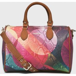 Desigual - Torebka. Brązowe torby na ramię Desigual, bez wzorów, z materiału, casualowe, do ręki, średnie, z nadrukiem, bez dodatków. W wyprzedaży za 249.90 zł.