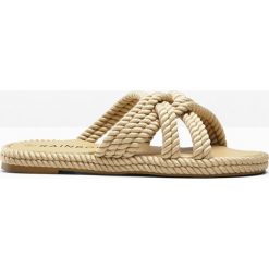 Klapki. Czarne klapki bonprix, bez wzorów, bez obcasa. Za 54.99 zł.