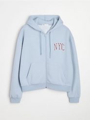 Rozpinana bluza hoodie z kieszeniami i napisem NYC - błękitny. Niebieskie bluzy Sinsay, l, bez wzorów, bez kaptura. Za 49.99 zł.