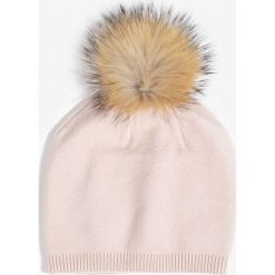Parfois - Czapka. Czerwone czapki Parfois, bez wzorów, z dzianiny. W wyprzedaży za 49.90 zł.