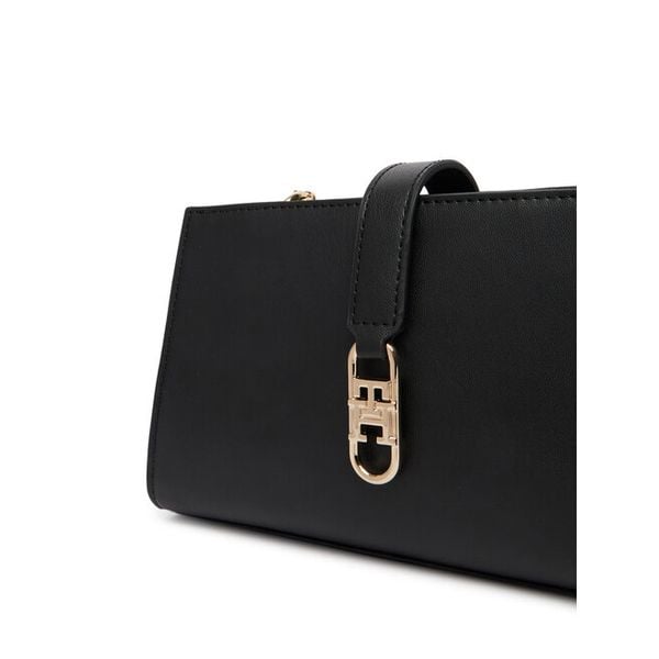 Torebka Tommy Hilfiger. Czarne listonoszki TOMMY HILFIGER, bez wzorów, bez dodatków. Za 349.99 zł.