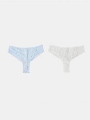 Stringi z ozdobną koronką 2 pack - niebieski. Niebieskie stringi Sinsay, bez wzorów, z koronki. Za 19.99 zł.