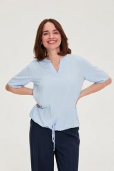 Wiskozowa koszula z wiązaniem błękitna. Niebieskie koszule MOODO, bez wzorów, z wiskozy, bez kołnierzyka, bez ramiączek. Za 79.99 zł.