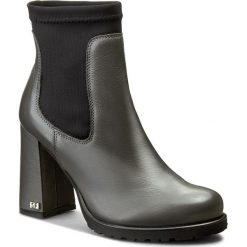 Botki SOLO FEMME - 26524-05 Antracyt/Czarny. Szare botki Solo Femme, bez wzorów, z materiału, bez obcasa, na obcasie, bez zapięcia. W wyprzedaży za 279.00 zł.