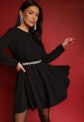 Czarna Rozkloszowana Sukienka o Klasycznym Kroju Temiriela. Czarne sukienki Renee, na co dzień, m, bez wzorów, eleganckie, bez kołnierzyka, bez ramiączek, mini, proste. Za 99.99 zł.