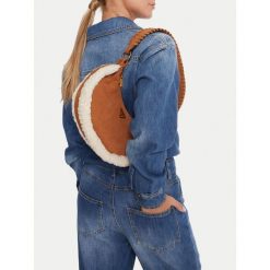 Torebka Guess. Brązowe torebki klasyczne Guess, z aplikacjami, bez dodatków. Za 339.99 zł.