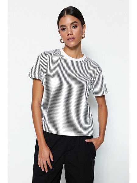 Trendyol Koszulka w kolorze biało-czarnym rozmiar: XL. Białe bluzki Trendyol, xl, bez wzorów, bez kołnierzyka, bez ramiączek. Za 56.95 zł.