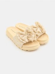 Klapki z kokardą - kremowy. Białe klapki Sinsay, bez wzorów, bez obcasa. Za 39.99 zł.