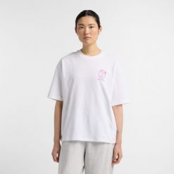 Koszulka damska New Balance WT51940WT – biała. Białe bluzki New Balance, xs, bez wzorów, z bawełny, eleganckie, bez kołnierzyka, bez ramiączek. Za 129.99 zł.