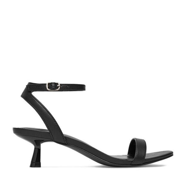 Sandały JENNY. Czarne sandały Jenny, bez wzorów, bez obcasa, na szpilce, bez zapięcia. Za 119.99 zł.