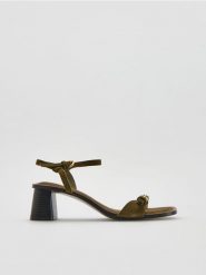 Zamszowe sandały na obcasie - ciemnozielony. Zielone sandały Reserved, bez wzorów, z zamszu, bez obcasa, na obcasie, bez zapięcia. Za 169.99 zł.