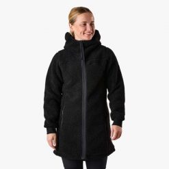 Bluza polarowa turystyka damska Swedemount Lofoten Pile Coat wodoodporna. Czarne bluzy SWEDEMOUNT, na zimę, bez wzorów, z polaru, bez kaptura. W wyprzedaży za 297.00 zł.