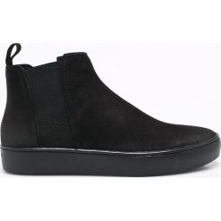 Vagabond - Botki. Czarne botki Vagabond, bez wzorów, z materiału, z okrągłym noskiem, bez obcasa, na obcasie, bez zapięcia. W wyprzedaży za 329.90 zł.