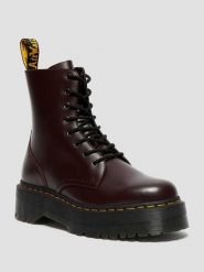 Dr. Martens Skórzane botki w kolorze bordowym rozmiar: 41. Czerwone botki Dr. Martens, bez wzorów, ze skóry, z okrągłym noskiem, bez obcasa, na platformie, bez zapięcia. Za 479.76 zł.