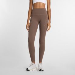 Legginsy damskie do biegania New Balance Sleek WP51275ABP – brązowe. Brązowe legginsy New Balance, m, bez wzorów, z lycry, z podwyższonym stanem, do biegania. Za 389.99 zł.