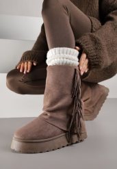 Jasnobrązowe Botki w Stylu Śniegowców z Frędzlami i Cholewką Imitującą Nogawkę Sierafera. Brązowe botki Born2be, bez wzorów, z jeansu, bez obcasa, na płaskiej podeszwie, bez zapięcia. Za 139.99 zł.