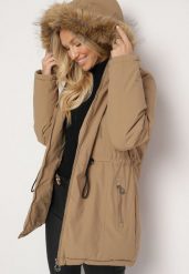 Ciemnobeżowa Kurtka Parka z Zasuwanymi Kieszeniami i Futerkiem Przy Kapturze Siarietia. Brązowe kurtki Born2be, na zimę, l, bez wzorów, z futra, bez kaptura. Za 269.99 zł.