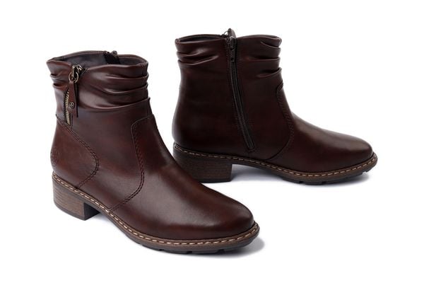 RIEKER 77281-25 brown, botki damskie. Brązowe botki Rieker, bez wzorów, bez obcasa, na obcasie, bez zapięcia. Za 369.90 zł.