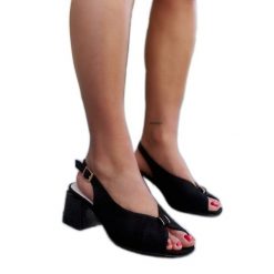 Sandały na klocku ze skórzana wkładką Makarima czarne. Czarne sandały bez wzorów, eleganckie, bez obcasa, na słupku, bez zapięcia. Za 159.92 zł.