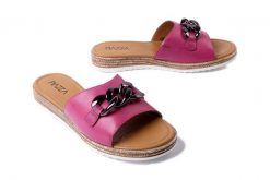PIAZZA 900159-43 pink, klapki damskie. Czerwone klapki Piazza, z aplikacjami, bez obcasa, na płaskiej podeszwie. Za 185.43 zł.
