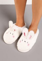 Jasnobeżowe Kapcie Króliczki Vices na Grubej Tłoczonej Podeszwie z Futerkiem Ecassavia. Brązowe obuwie domowe Born2be, bez wzorów, z dresówki, bez zapięcia. Za 29.99 zł.