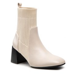 Botki DeeZee. Botki DeeZee, bez wzorów, bez obcasa, na słupku, bez zapięcia. Za 209.99 zł.