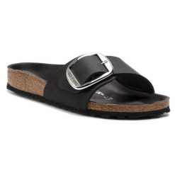 Klapki Birkenstock. Czarne klapki Birkenstock, bez wzorów, bez obcasa. Za 589.99 zł.