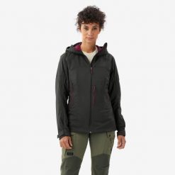 Kurtka turystyczna damska MT900 Softshell. Zielone kurtki sportowe SIMOND, xs, bez wzorów, z materiału, bez kaptura, trekkingowe. Za 349.99 zł.