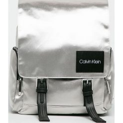 Calvin Klein - Plecak. Szare plecaki Calvin Klein, z aplikacjami, z materiału. W wyprzedaży za 479.90 zł.