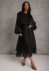 Czarna Rozkloszowana Sukienka Wieczorowa z Szyfonowej Tkaniny Amanna. Czarne sukienki Renee, m, z aplikacjami, z materiału, klasyczne, bez kołnierzyka, bez ramiączek, maxi, rozkloszowane. Za 219.99 zł.