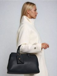 Torebka typu kuferek z paskiem na ramię - czarny. Czarne torby na ramię Sinsay, bez wzorów, na ramię, bez dodatków. Za 59.99 zł.